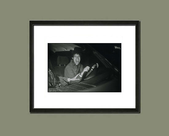 Exemple d'encadrement de la photo de Mick Jagger et de sa femme Jerry Hall - Par Serge Benhamou. - Tirage argentique original avec timbre humide et signature au dos.