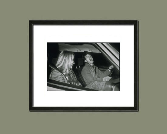 Exemple d'encadrement de la photo de Mick Jagger et de sa femme Jerry Hall - Par Serge Benhamou. - Tirage argentique original avec timbre humide et signature au dos.