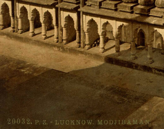 Photochrome P.Z. Inde - Détail de la légende en lettres dorées "200032. P.Z. - LUCKNOW. MODJIBAMAN."