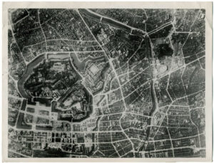 Vue aérienne de Tokyo avant les bombardements de 1944 - Tirage argentique d'époque noir et blanc - Photo Memory