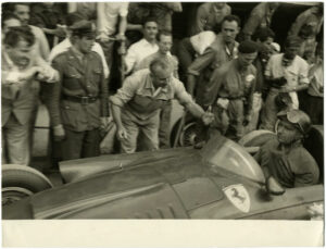 Fangio au volant de la Ferrari D50, par Mario de Biasi - Grand Prix de Monza, 1956 - Tirage original vintage - Photo Memory