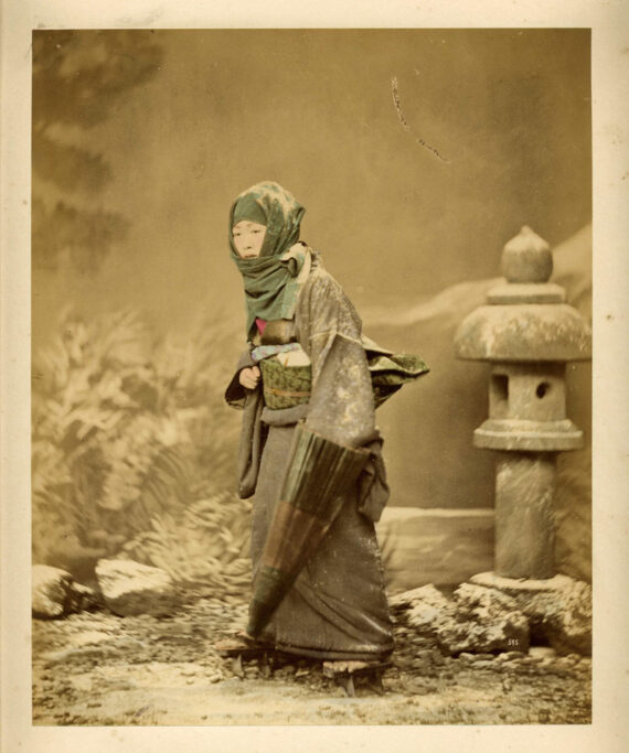 Woman in Winter Dress - Femme en vêtements d'hiver, par Felice Beato, circa 1870 - Tirage albuminé rehaussé à la main et monté sur carton - Photo Memory
