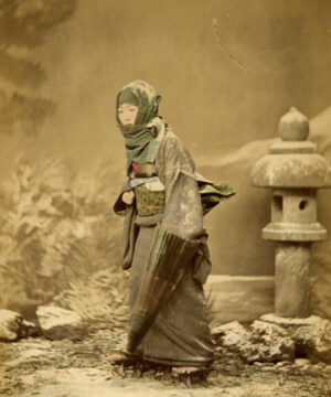 Japonaise en vêtements d'hiver, par Felice Beato - Tirage albuminé rehaussé à la main, circa 1870 - Photo Memory