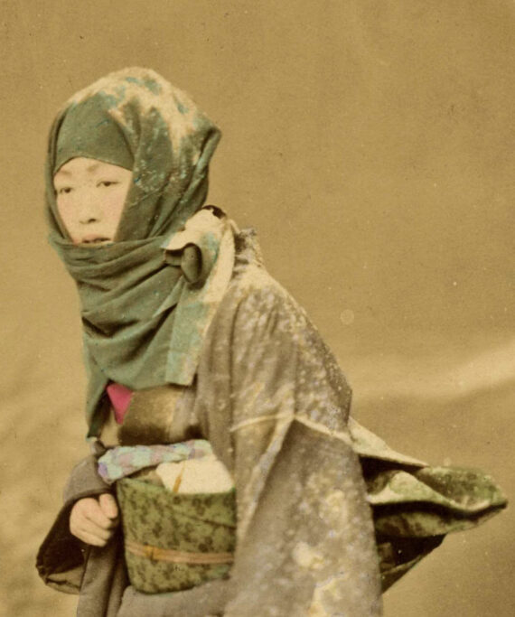 Japonaise en vêtements d'hiver, par Felice Beato - Tirage albuminé rehaussé - Détail du visage et de l'habillement