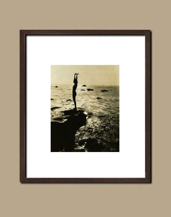 La femme du bord de mer, par Don English - Suggestion d'encadrement de la photographie - Tirage argentique original