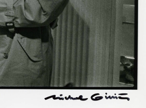 Le dessinateur Hergé et le requin du Professeur Tournesol, signé par le photographe Michel Giniès - Détail de la signature au bas de l'image.