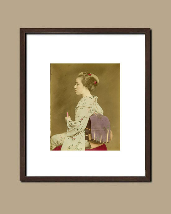 Jeune japonaise en kimono, par Raimund von Stillfried - Tirage albuminé d'époque, fin XIXè - Suggestion d'encadrement.