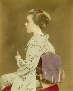 Jeune japonaise en kimono, par Raimund von Stillfried - Tirage albuminé d'époque, fin XIXè - Photo Memory