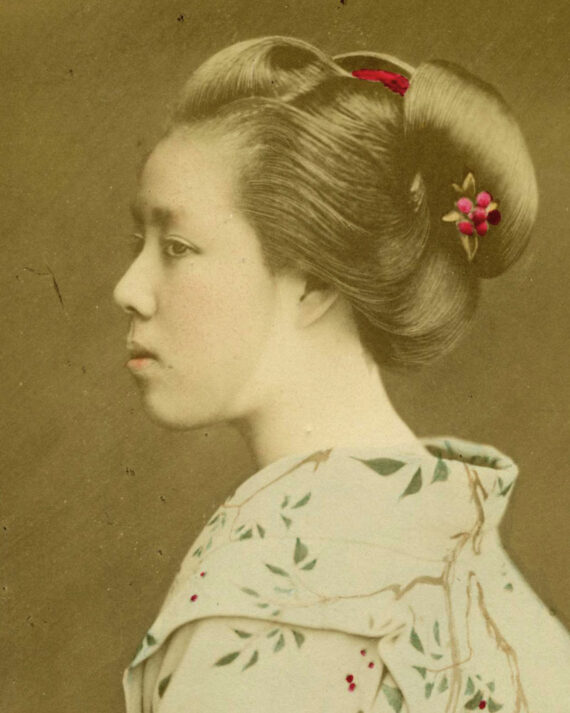 Jeune japonaise en kimono, par Raimund von Stillfried - Détail du visage et des couleurs apposées à la main - Tirage d'époque.