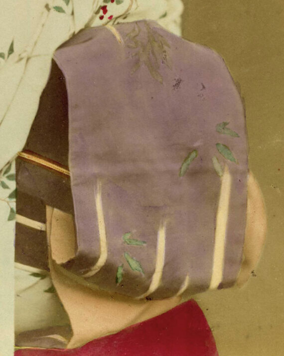 Jeune japonaise en kimono, par Raimund von Stillfried - Détail du Obi et des couleurs apposées à la main - Tirage d'époque.