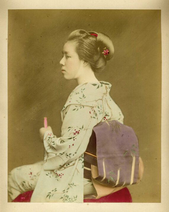 Jeune japonaise en kimono, par Raimund von Stillfried - Tirage albuminé rehaussé à la main, contrecollé sur carton d'origine - Photo Memory