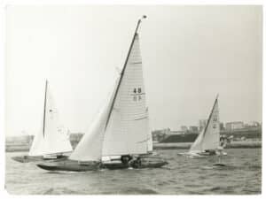 Voilier Requin en régate en rade de Brest, National Requin 1959 - Tirage argentique d'époque - Photo Memory