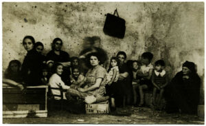 Guerre d'Espagne : femmes et enfants à l'abri - tirage argentique d'époque - Photo Memory