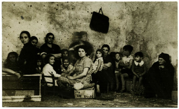 Guerre d'Espagne : femmes et enfants à l'abri - tirage argentique d'époque - Photo Memory