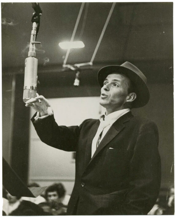 Frank Sinatra en enregistrement au studio Capitol - Tirage argentique vintage - Photo Memory
