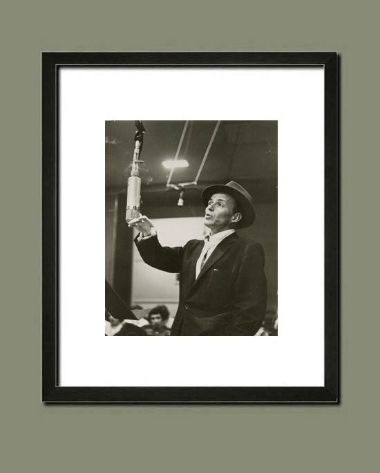 Frank Sinatra en enregistrement dans le studio Capitol - Suggestion d'encadrement de la photographie.