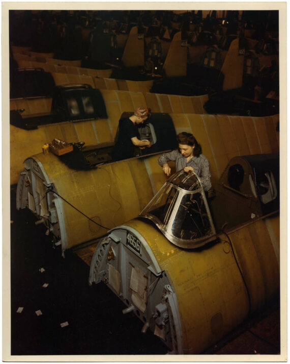 Rosies sur une chaine de montage d'avions en 1944, tirage Kodachrome - Photo Memory