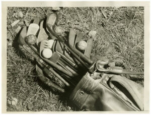 Le sac de golf, collection personnelle d'Alexander Findlay, père du golf américain - Tirage argentique d'époque, 1939 - Photo Memory