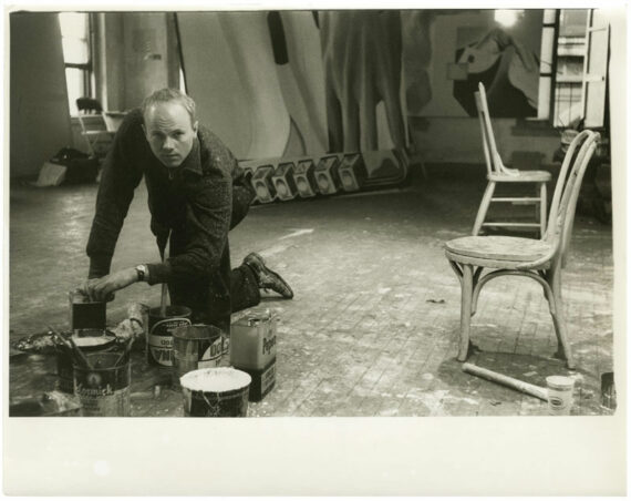 James Rosenquist dans son atelier en 1962, par Alfred Statler - Tirage argentique d'époque - Photo Memory