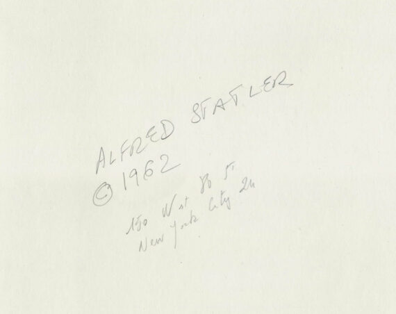 James Rosenquist dans son atelier en 1962 - Détail du crédit Alfred Statler au dos
