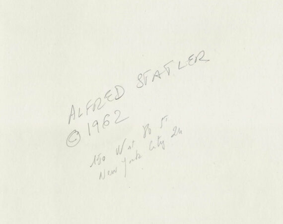 James Rosenquist dans son atelier en 1962 - Détail du crédit Alfred Statler au dos