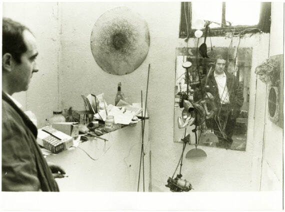 Jean Tinguely dans son atelier en 1961 - Tirage argentique d'époque - Photo Memory