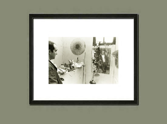 Jean Tinguely dans son atelier en 1961 - Suggestion d'encadrement du tirage