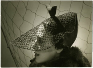 Modèle au chapeau de Robert Piguet, par le Studio Dorvyne - Tirage argentique d'époque, 1937 - Photo Memory