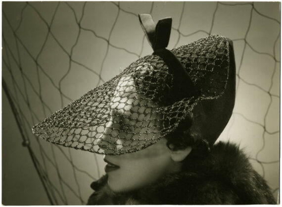 Modèle au chapeau de Robert Piguet, par le Studio Dorvyne - Tirage argentique d'époque, 1937 - Photo Memory