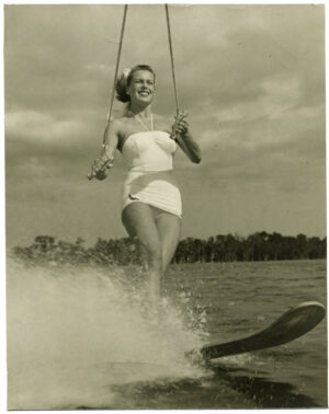 Ski nautique : séance glamour avec Syra Marty - Tirage argentique d'époque, circa 1950 - Photo Memory