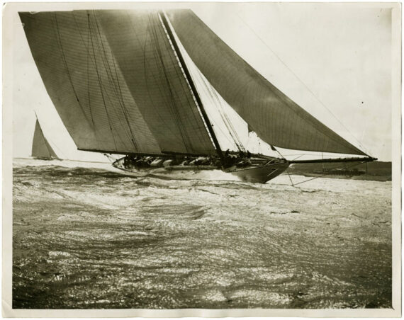 La goélette Westward en régate à Cowes, en 1930 - Tirage argentique d'époque - Photo Memory