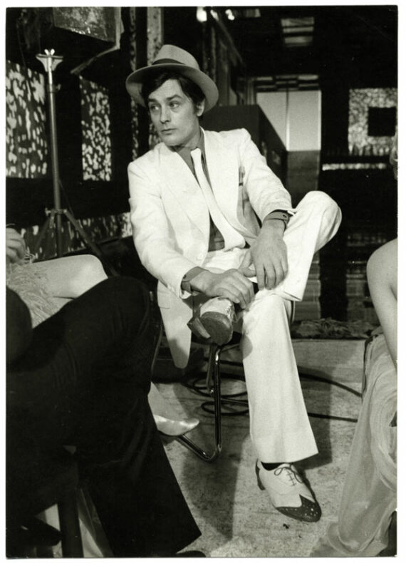 Alain Delon, l'homme au Borsalino, par Henri Tullio - Tirage argentique d'époque, 1970 - Photo Memory