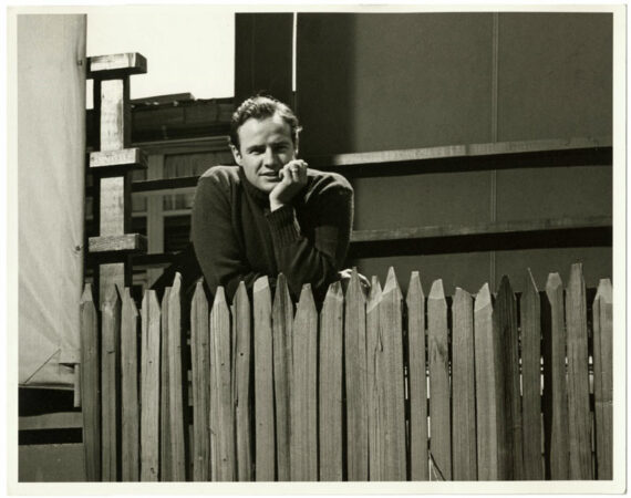 Marlon Brando dans sa maison de Beverly Glen, par Sid Avery, 1955 - Tirage argentique original sur papier cartoline - Photo Memory