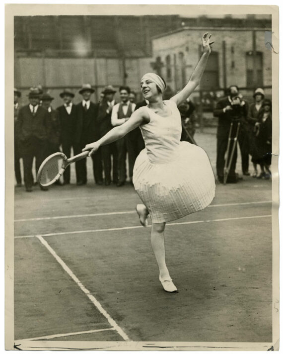 Suzanne Lenglen, la Divine, habillée par Jean Patou - Photographie de tennis, 1926 - Photo Memory