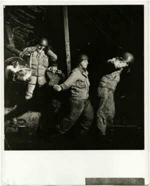 Les artilleurs, par Margareth Bourke-White - Monte Trocchio, région de Monte Cassino, janvier 1944 - Tirage argentique original sur papier cartoline - Photo Memory