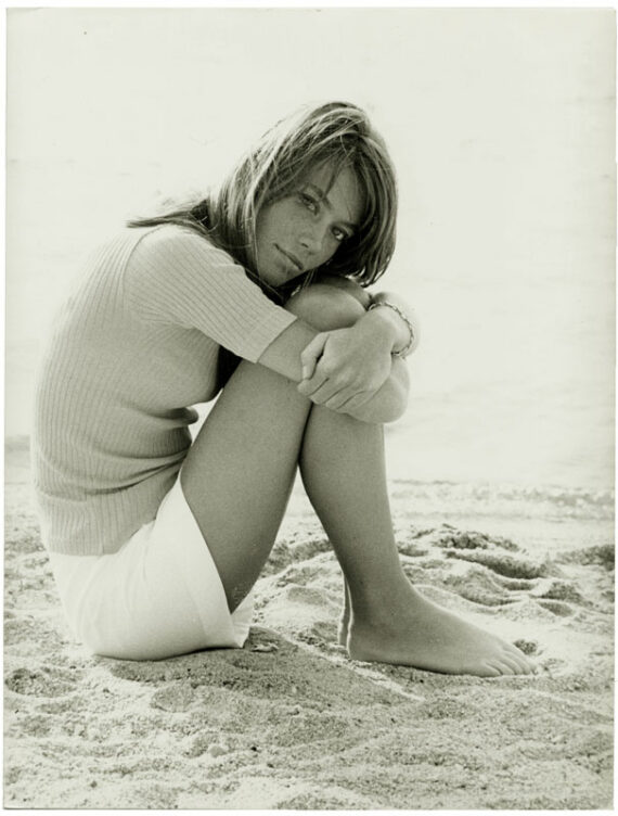 Françoise Hardy, portrait sur la plage par Pierluigi Praturlon - Tirage argentique original, 1966 - Photo Memory