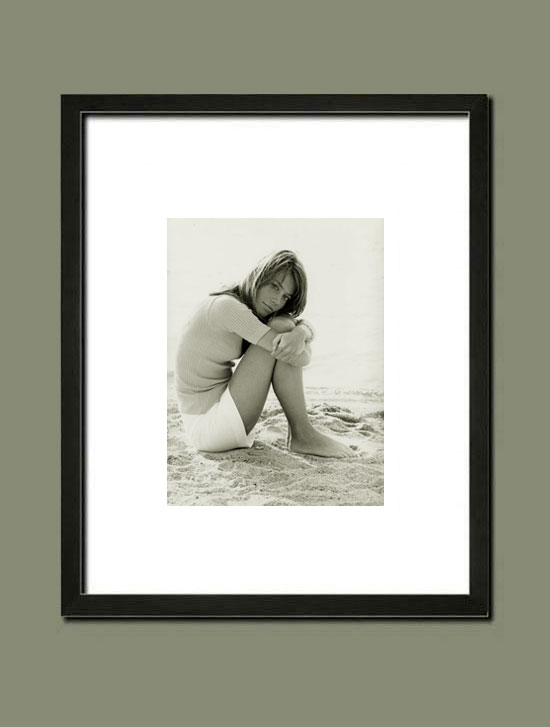 Françoise Hardy, portrait sur la plage par Pierluigi Praturlon - Suggestion d'encadrement de la photographie