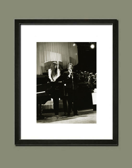 Serge Gainsbourg chante avec Jane Birkin, par Serge Benhamou, mai 1975 - Suggestion d'encadrement