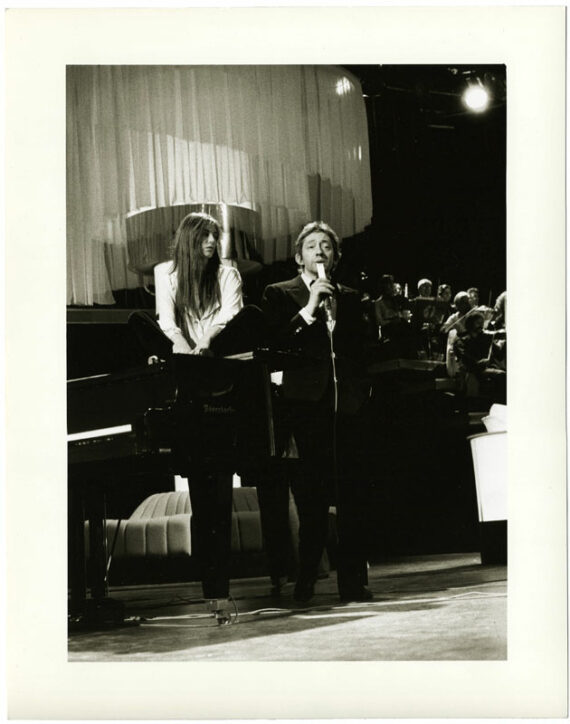 Serge Gainsbourg chante avec Jane Birkin, par Serge Benhamou, mai 1975 - Tirage argentique original - Photo Memory