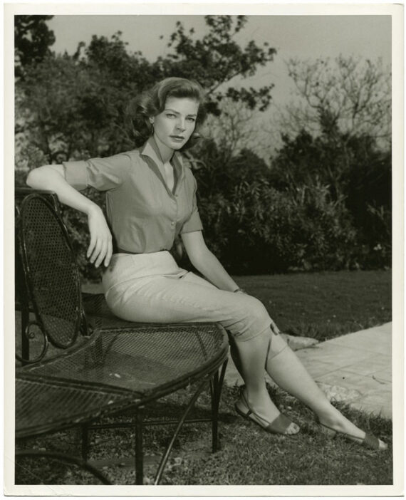 Lauren Bacall l'élégante, dans le jardin de sa maison, à Bel-Air