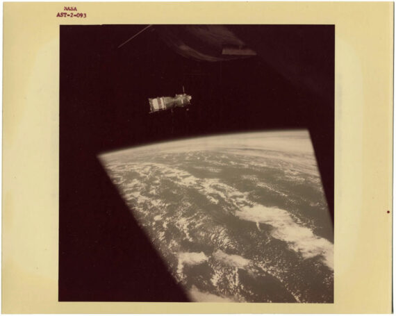 Le vaisseau Soyuz vu de la capsule Apollo, juillet 1975 - Tirage vintage de la NASA, numéro de série AST-2-093 - Photo Memory