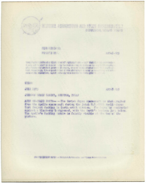 Soyuz vu de la capsule Apollo, juillet 1975 - Légende et logo NASA au dos de l'épreuve.