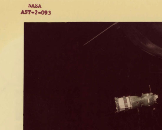 Soyuz vu d'Apollo, mission ASTP, juillet 1975 - Numéro de série en lettres rouges : AST-2-093 - Tirage vintage NASA authentique
