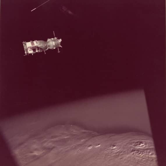 Le vaisseau Soyuz vu de la capsule Apollo, juillet 1975 - Tirage vintage de la NASA, numéro de série AST-2-096 - Photo Memory