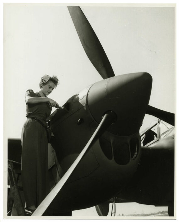 Rosie la riveteuse, au travail sur un P-38 Lightning - Photographe David Bransby, 1942 - Photo Memory