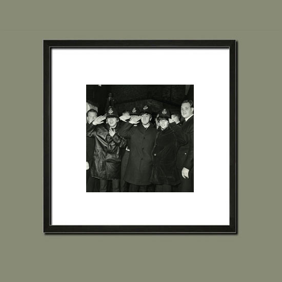 The Beatles en Bobby, avant concert à Birmingham, 1963 - Suggestion d'encadrement