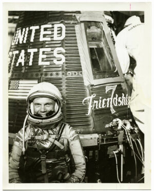 John Glenn devant la capsule Friendship 7, mission Mercury - Tirage argentique Nasa, 1963 - Photo Memory