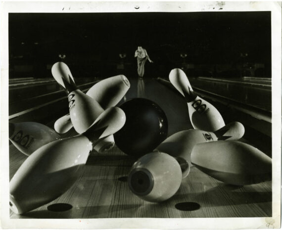 Bowling : au cœur du Strike, c. 1955 - Tirage argentique, original d'époque - Photo Memory