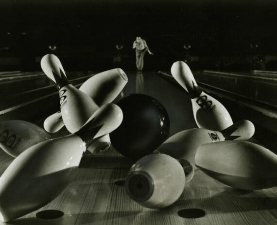Bowling : au cœur du Strike - Tirage argentique, c. 1955