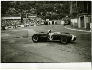 Stirling Moss au volant de sa Lotus 18, Grand Prix de Monaco 1960 - Tirage argentique vintage - Photo Memory